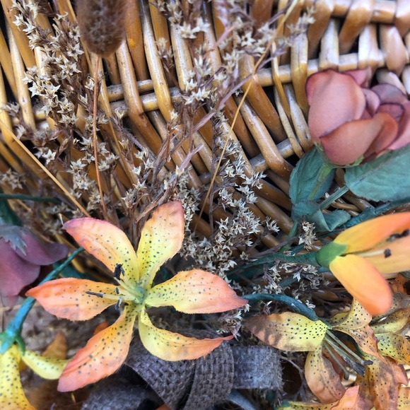 Vtg Woven Decor with Faux Florals - Picture 5 of 13